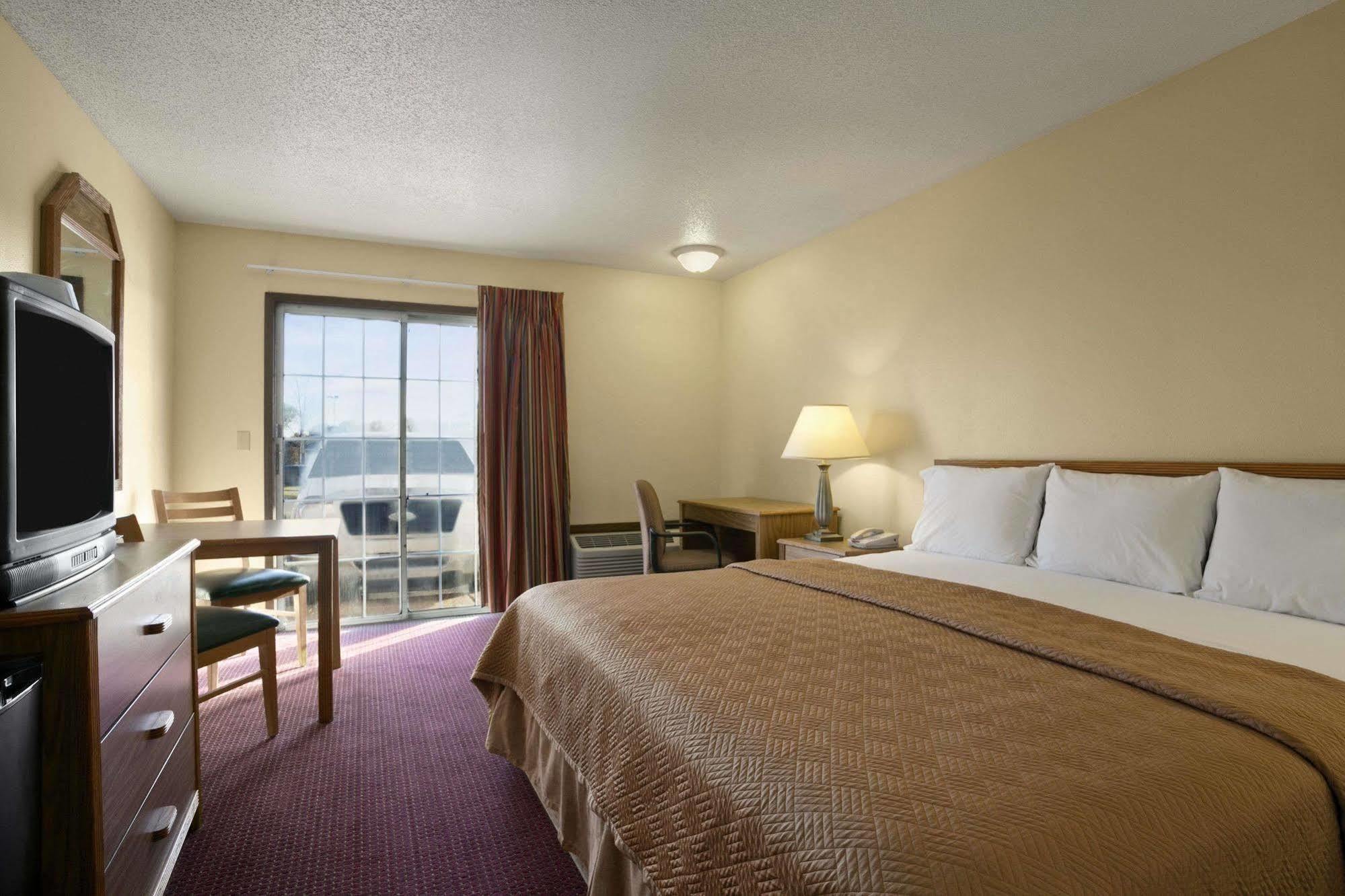 Travelodge Inn & Suites By Wyndham Muscatine Exteriér fotografie